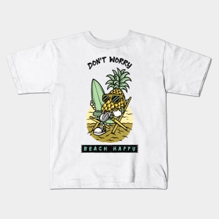 Don't worry, beach happy pineapple surfer Kids T-Shirt